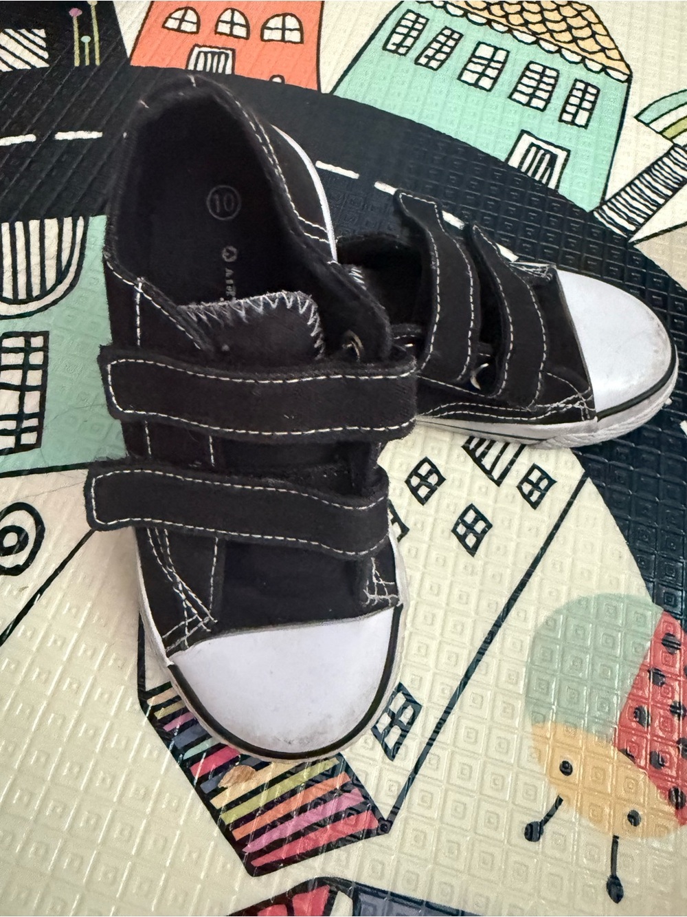 Airwalk Kids Black Canvas Hook-and-Loop Sneakers. Size 10. Great condition